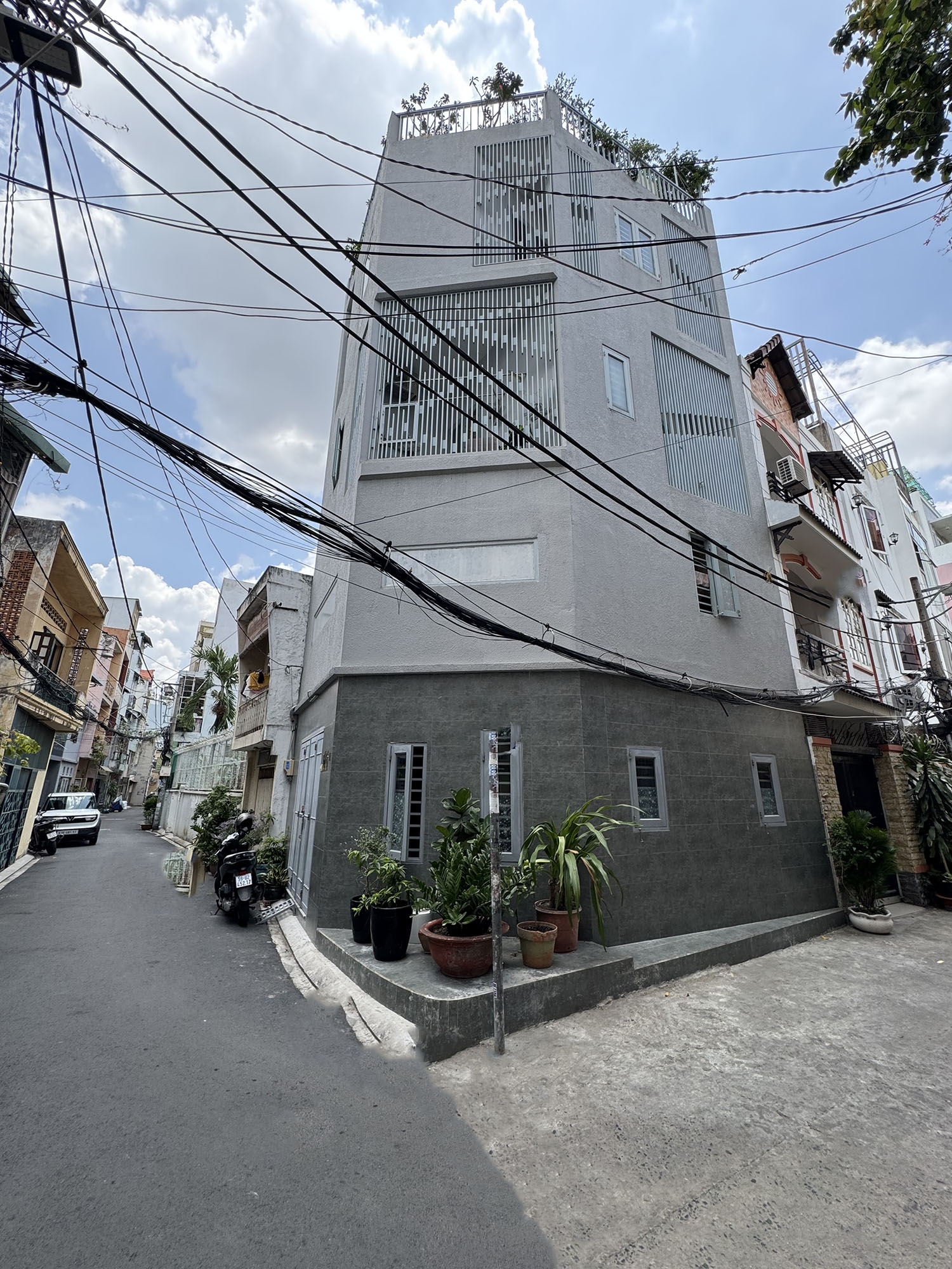 Nhà phố 3 lầu, góc 2 mặt tiền hêm 6m khu cao cấp Hồ Biểu Chánh, hẻm thông ra HVBánh, LVSỹ, Q.PNhuận